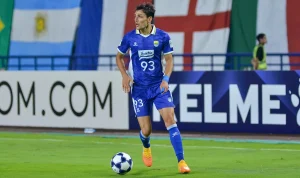 Federico Barba mengenakan jersi biru nomor punggung 93 Persib Bandung sedang menguasai bola di lapangan.