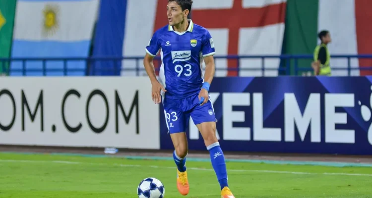 federico-barba-pemain-persib-bandung.webp Federico Barba mengenakan jersi biru nomor punggung 93 Persib Bandung sedang menguasai bola di lapangan.