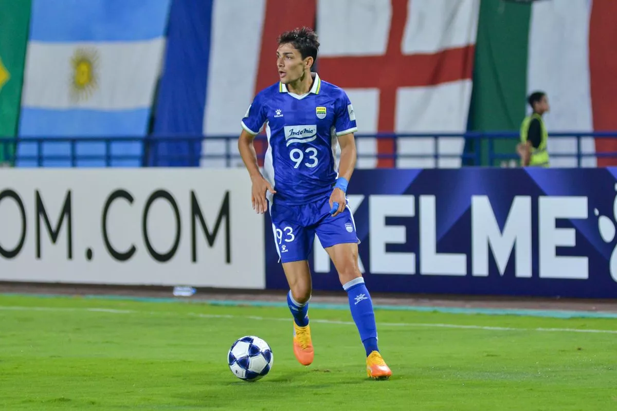 Federico Barba mengenakan jersi biru nomor punggung 93 Persib Bandung sedang menguasai bola di lapangan.