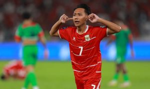 Pemain Timnas Indonesia Beckham Putra melakukan selebrasi menutup telinga dengan kedua tangan di Stadion Utama Gelora Bung Karno (GBK).