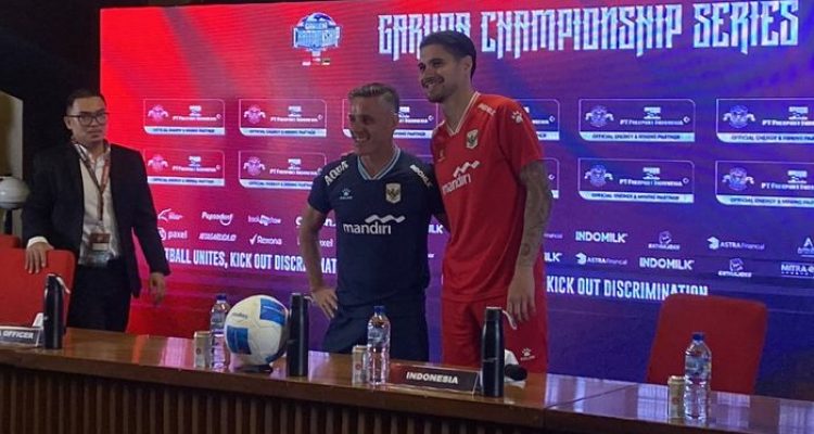 Potret Kevin Diks saat menghadiri agenda resmi skuad Garuda. Baru-baru ini ia blak-blakan mengakui peran krusial Jay Idzes di Timnas Indonesia.