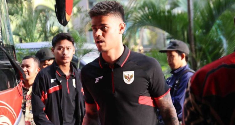 Mees Hilgers mengenakan polo shirt hitam Timnas Indonesia berlogo Garuda saat tiba di Jakarta bersama staf dan pemain lainnya.