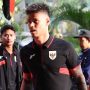 Mees Hilgers mengenakan polo shirt hitam Timnas Indonesia berlogo Garuda saat tiba di Jakarta bersama staf dan pemain lainnya.