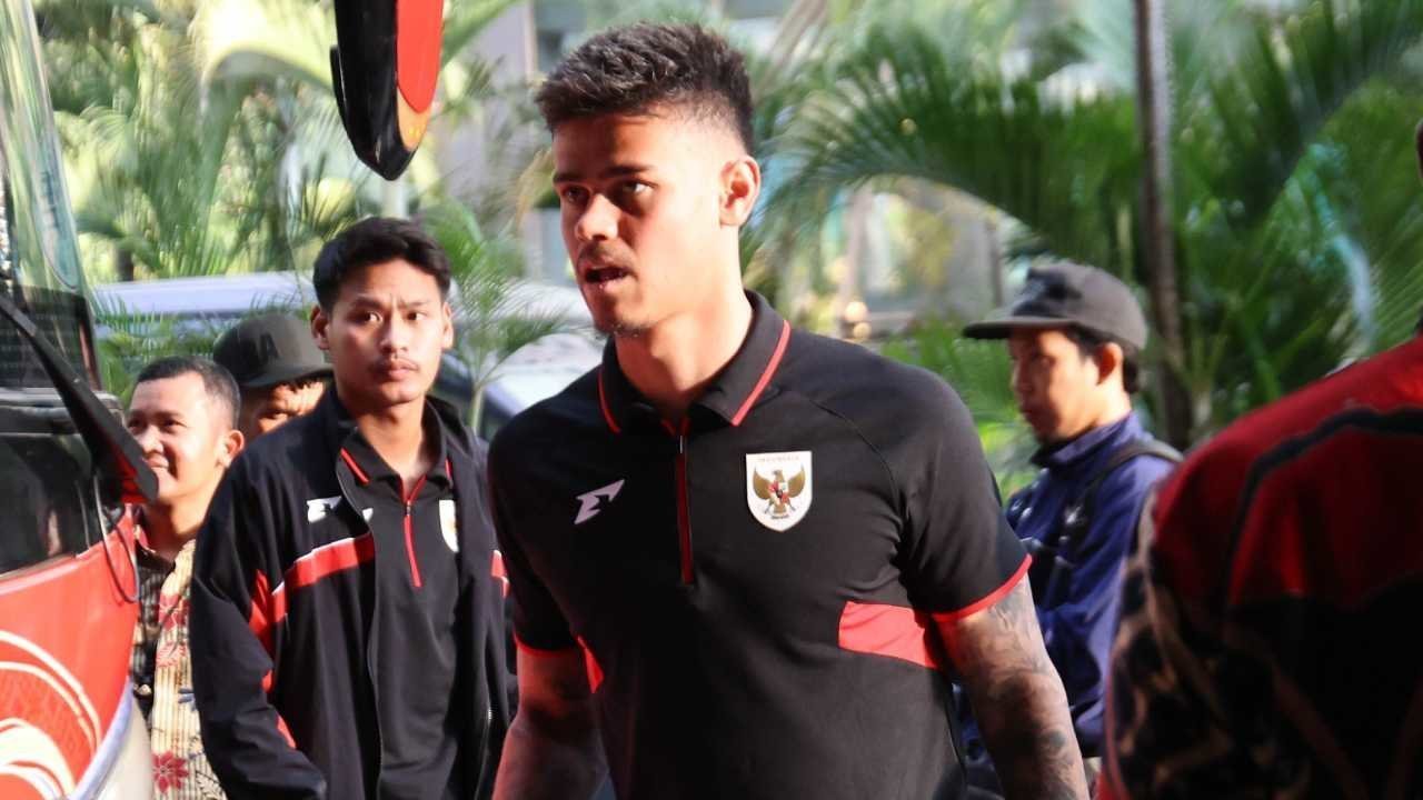 Mees Hilgers mengenakan polo shirt hitam Timnas Indonesia berlogo Garuda saat tiba di Jakarta bersama staf dan pemain lainnya.