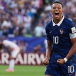 Kylian Mbappe penyerang timnas Prancis berselebrasi dengan gembira di lapangan saat pertandingan Piala Dunia.