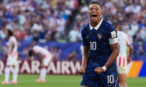 Kylian Mbappe penyerang timnas Prancis berselebrasi dengan gembira di lapangan saat pertandingan Piala Dunia.