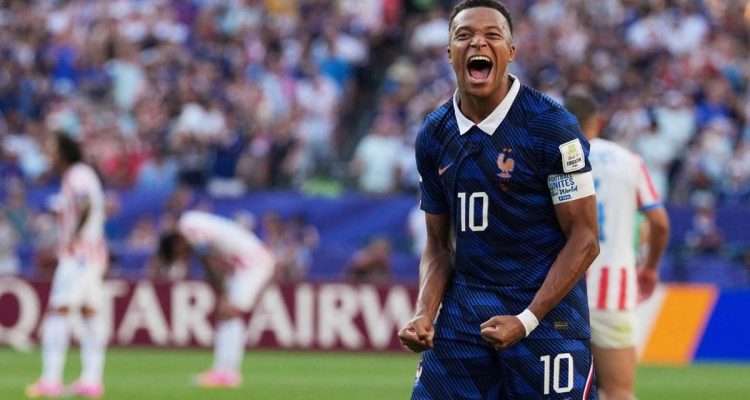 prediksi-skor-prancis-vs-inggris-piala-dunia.webp Kylian Mbappe penyerang timnas Prancis berselebrasi dengan gembira di lapangan saat pertandingan Piala Dunia.