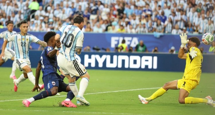 piala-dunia-2026-argentina-vs-tanjung-verde.webp Pemain Argentina, Lionel Messi, saat mencoba membongkar pertahanan ketat Tanjung Verde dalam laga fase grup Piala Dunia 2026 yang berakhir dengan skor 3-2.