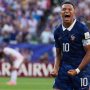 Kylian Mbappe penyerang timnas Prancis berselebrasi dengan gembira di lapangan saat pertandingan Piala Dunia.