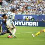 Pemain Argentina, Lionel Messi, saat mencoba membongkar pertahanan ketat Tanjung Verde dalam laga fase grup Piala Dunia 2026 yang berakhir dengan skor 3-2.