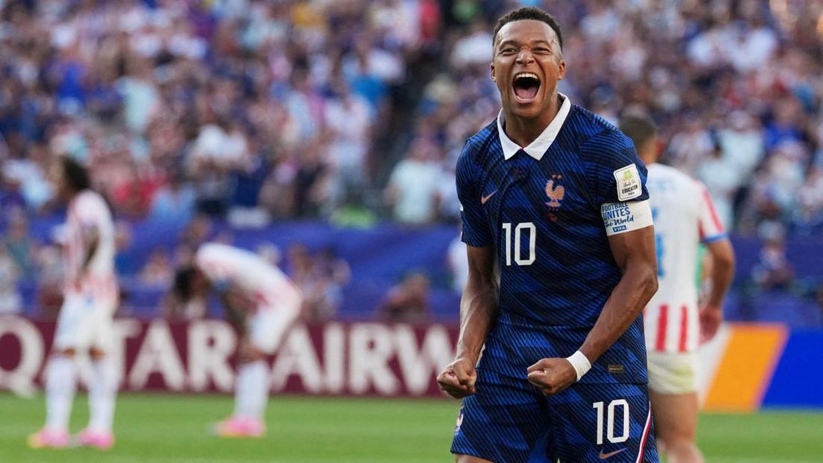 Kylian Mbappe penyerang timnas Prancis berselebrasi dengan gembira di lapangan saat pertandingan Piala Dunia.