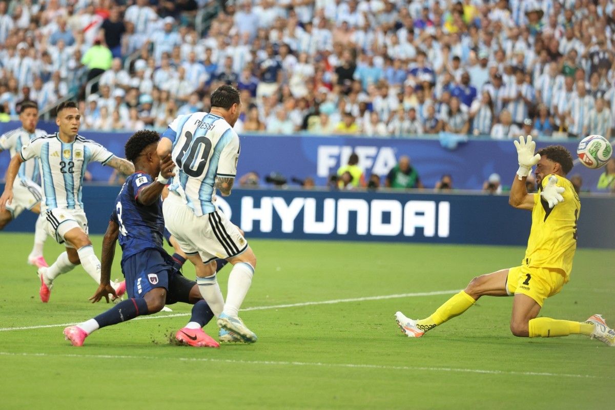 Pemain Argentina, Lionel Messi, saat mencoba membongkar pertahanan ketat Tanjung Verde dalam laga fase grup Piala Dunia 2026 yang berakhir dengan skor 3-2.
