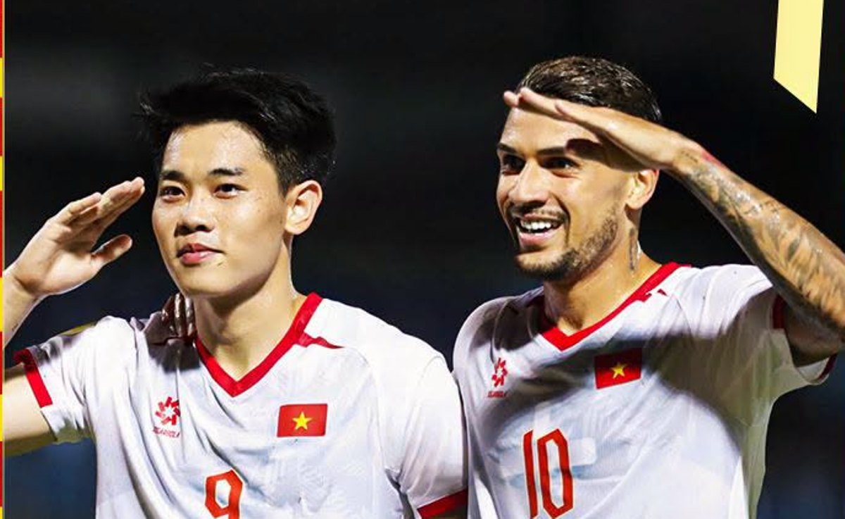 Dua pemain Timnas Vietnam melakukan selebrasi hormat usai mengalahkan Timor Leste di Piala AFF 2026.