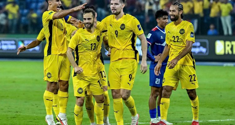 selebrasi-kemenangan-timnas-malaysia-piala-aff.webp Para pemain Timnas Malaysia berjersey kuning merayakan gol ke gawang Myanmar di Piala AFF.