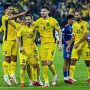 Para pemain Timnas Malaysia berjersey kuning merayakan gol ke gawang Myanmar di Piala AFF.