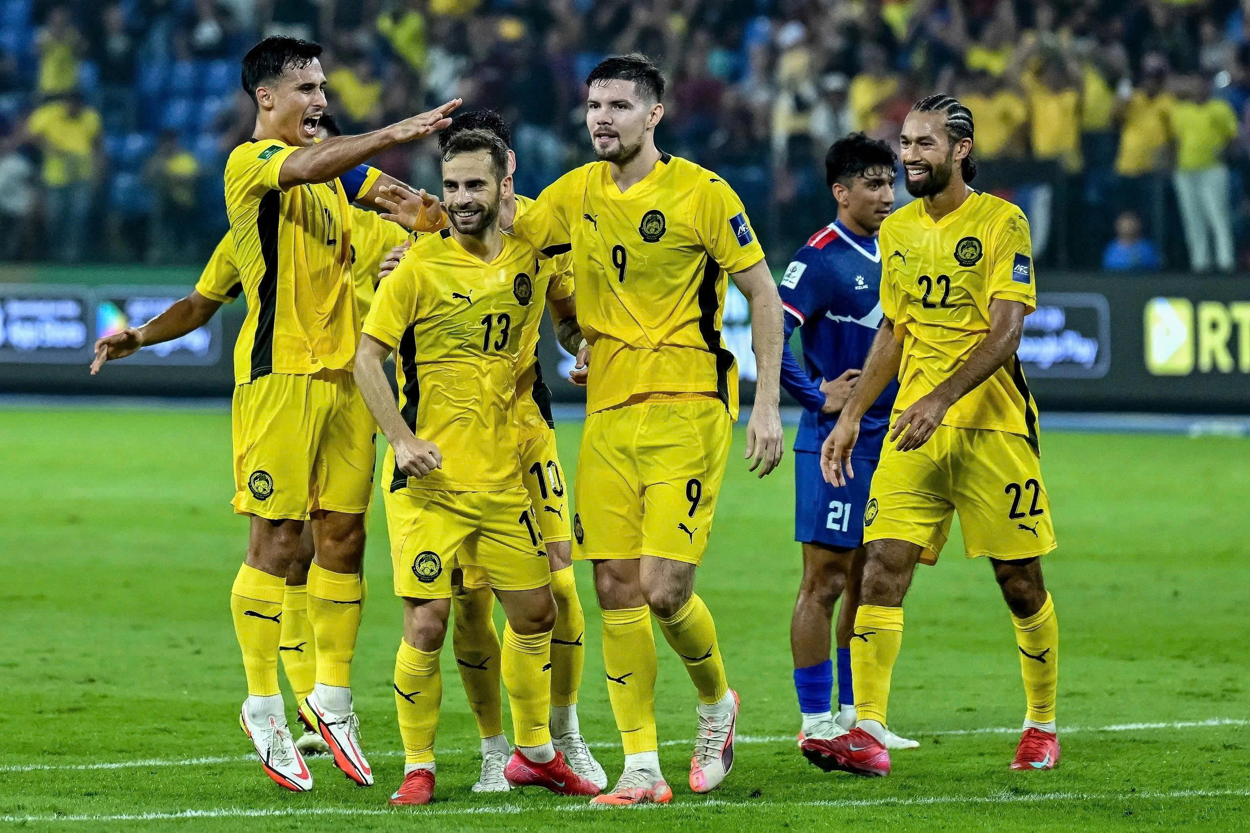 Para pemain Timnas Malaysia berjersey kuning merayakan gol ke gawang Myanmar di Piala AFF.