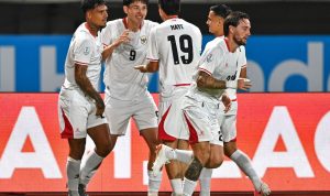 Para pemain Timnas Indonesia merayakan selebrasi gol dalam sebuah pertandingan.