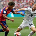 Aksi duel sengit antara pemain Spanyol dan Austria. Kemenangan telak 3-0 ini resmi mengantarkan La Roja mengamankan tiket ke babak 16 besar.