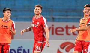 Pemain naturalisasi asal Brasil berselebrasi saat membela tim di Liga Vietnam.