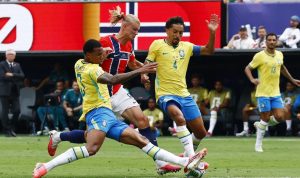 Pertahanan lini belakang Brasil bekerja ekstra keras membendung serangan Erling Haaland dalam laga krusial Piala Dunia 2026.