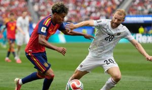 Aksi duel sengit antara pemain Spanyol dan Austria. Kemenangan telak 3-0 ini resmi mengantarkan La Roja mengamankan tiket ke babak 16 besar.