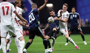 comeback-dramatis-argentina-kalahkan-inggris.webp Pemain timnas Argentina Lionel Messi berebut bola dengan pemain Inggris dalam pertandingan semifinal