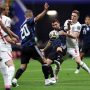 Pemain timnas Argentina Lionel Messi berebut bola dengan pemain Inggris dalam pertandingan semifinal