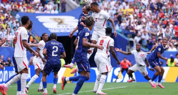 inggris-vs-prancis-perebutan-juara-3.webp Pemain timnas Inggris berduel udara dengan pemain Prancis dalam perebutan tempat ketiga.