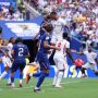 Pemain timnas Inggris berduel udara dengan pemain Prancis dalam perebutan tempat ketiga.