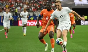 Aksi pemain Timnas Norwegia dengan nomor punggung 17 saat mengontrol bola di bawah kawalan ketat pemain Pantai Gading.