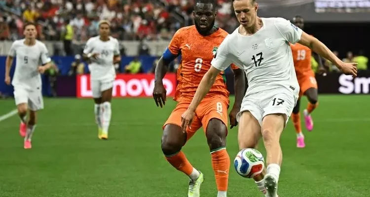 pertandingan-timnas-norwegia-vs-pantai-gading.webp Aksi pemain Timnas Norwegia dengan nomor punggung 17 saat mengontrol bola di bawah kawalan ketat pemain Pantai Gading.