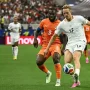 Aksi pemain Timnas Norwegia dengan nomor punggung 17 saat mengontrol bola di bawah kawalan ketat pemain Pantai Gading.