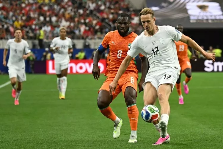 Aksi pemain Timnas Norwegia dengan nomor punggung 17 saat mengontrol bola di bawah kawalan ketat pemain Pantai Gading.