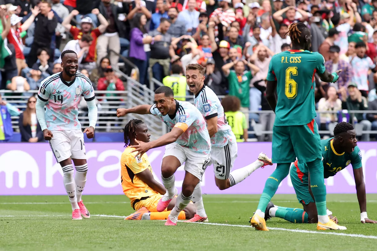 Selebrasi emosional para pemain timnas Belgia setelah mencetak gol krusial melawan Senegal di hadapan ribuan suporter di stadion.