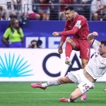 spanyol-tumbangkan-portugal-perempat-final.webp Pemain bertahan timnas Spanyol melakukan tekel untuk menghalau tendangan Cristiano Ronaldo dari Portugal dalam laga perempatfinal.