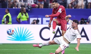 Pemain bertahan timnas Spanyol melakukan tekel untuk menghalau tendangan Cristiano Ronaldo dari Portugal dalam laga perempatfinal.