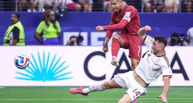 spanyol-tumbangkan-portugal-perempat-final.webp Pemain bertahan timnas Spanyol melakukan tekel untuk menghalau tendangan Cristiano Ronaldo dari Portugal dalam laga perempatfinal.