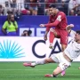 Pemain bertahan timnas Spanyol melakukan tekel untuk menghalau tendangan Cristiano Ronaldo dari Portugal dalam laga perempatfinal.