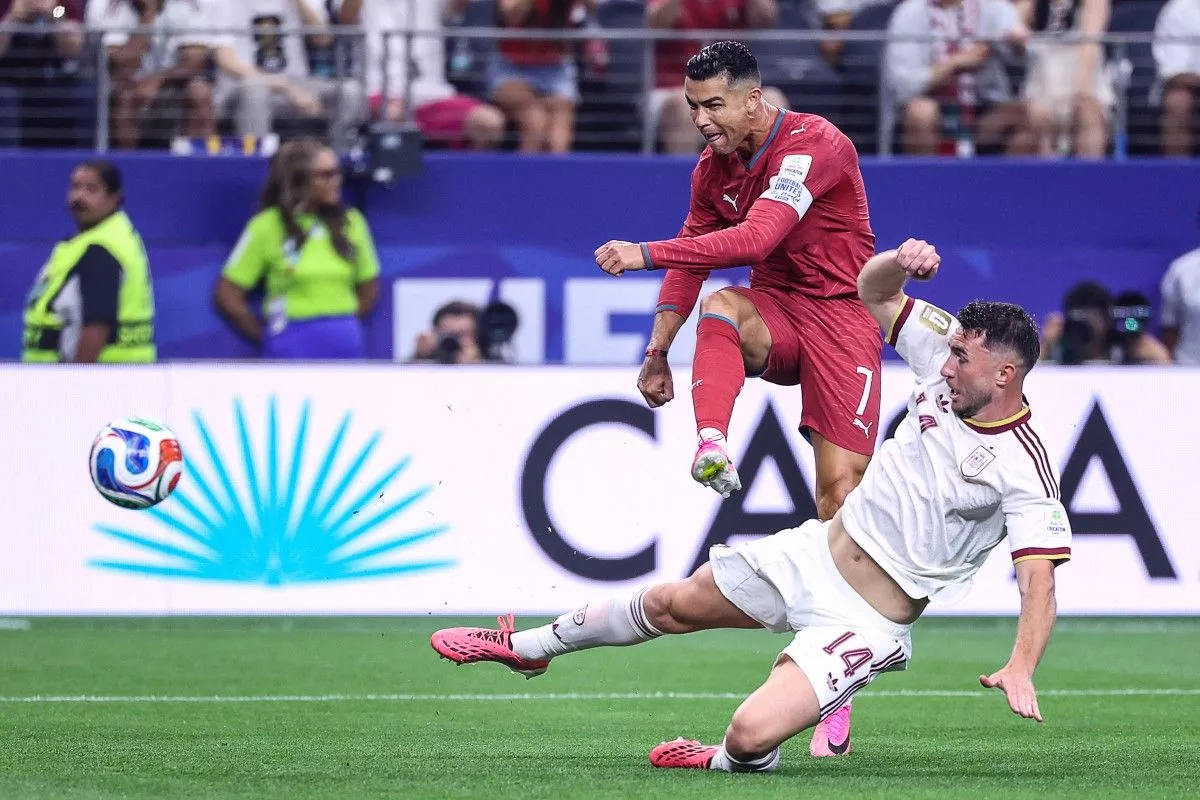 Pemain bertahan timnas Spanyol melakukan tekel untuk menghalau tendangan Cristiano Ronaldo dari Portugal dalam laga perempatfinal.