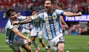 Selebrasi Lionel Messi dan Julian Alvarez saat membawa timnas Argentina menang 3-2 atas Mesir.