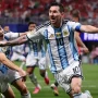 Selebrasi Lionel Messi dan Julian Alvarez saat membawa timnas Argentina menang 3-2 atas Mesir.