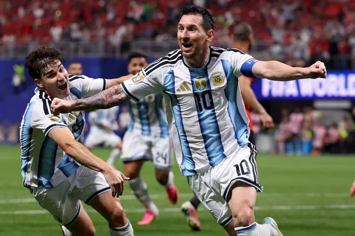 Selebrasi Lionel Messi dan Julian Alvarez saat membawa timnas Argentina menang 3-2 atas Mesir.