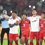 Para pemain Timnas Indonesia saling merangkul di lapangan dalam persiapan pemusatan latihan jelang AFF 2026.