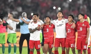 Para pemain Timnas Indonesia saling merangkul di lapangan dalam persiapan pemusatan latihan jelang AFF 2026.
