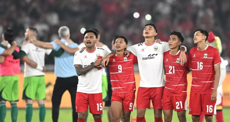Para pemain Timnas Indonesia saling merangkul di lapangan dalam persiapan pemusatan latihan jelang AFF 2026.