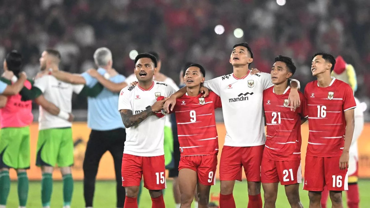Para pemain Timnas Indonesia saling merangkul di lapangan dalam persiapan pemusatan latihan jelang AFF 2026.