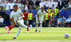 Pemain timnas Prancis Kylian Mbappe saat menendang bola dalam laga hasil Prancis vs Maroko di semifinal Piala Dunia.