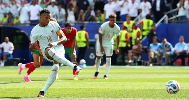 Pemain timnas Prancis Kylian Mbappe saat menendang bola dalam laga hasil Prancis vs Maroko di semifinal Piala Dunia.