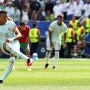 Pemain timnas Prancis Kylian Mbappe saat menendang bola dalam laga hasil Prancis vs Maroko di semifinal Piala Dunia.