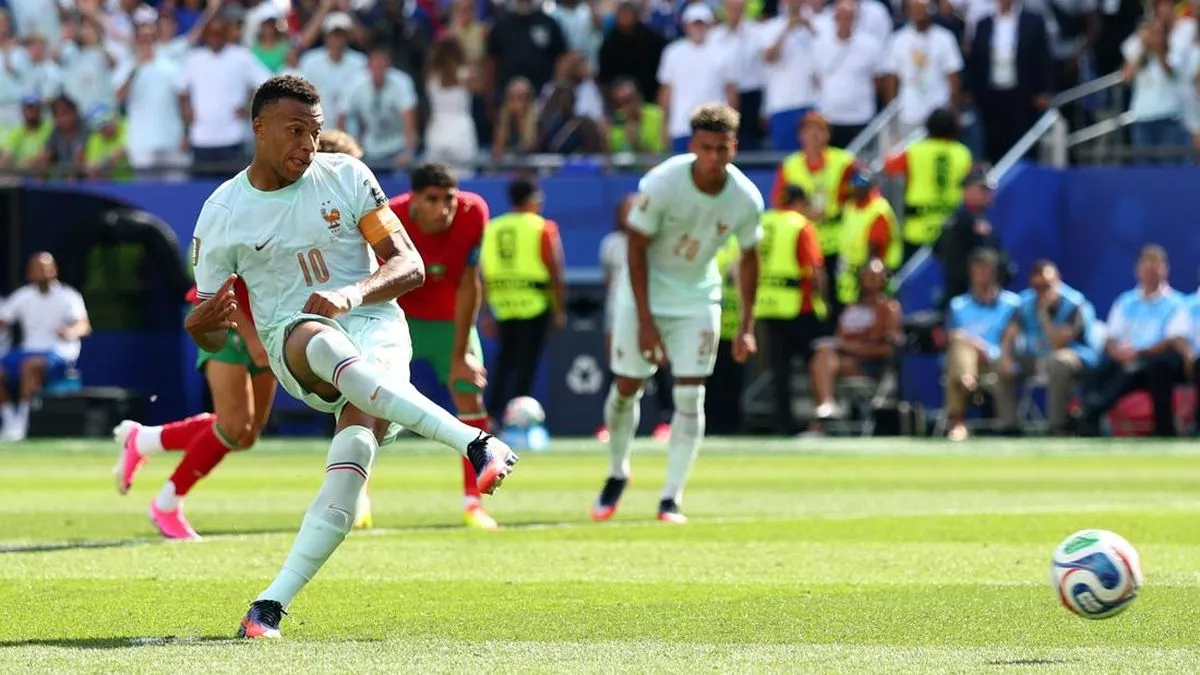 Pemain timnas Prancis Kylian Mbappe saat menendang bola dalam laga hasil Prancis vs Maroko di semifinal Piala Dunia.